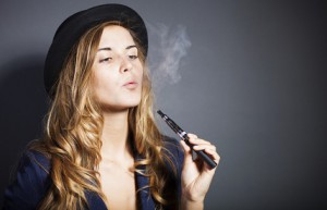 Eine Frau raucht E-Zigarette